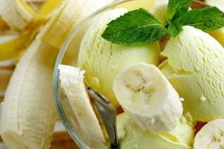 Банановое мороженое с сахарной пудрой