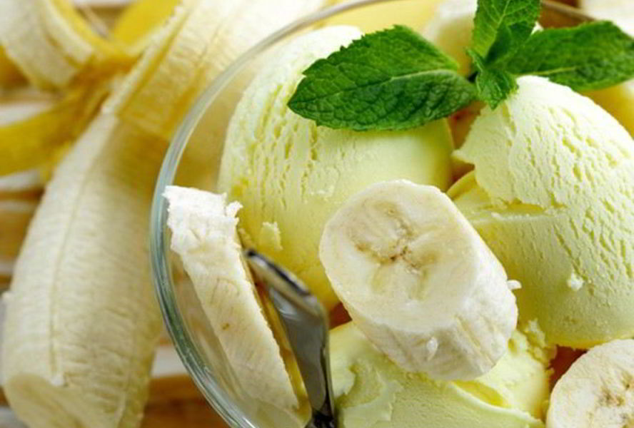 Банановое мороженое с сахарной пудрой