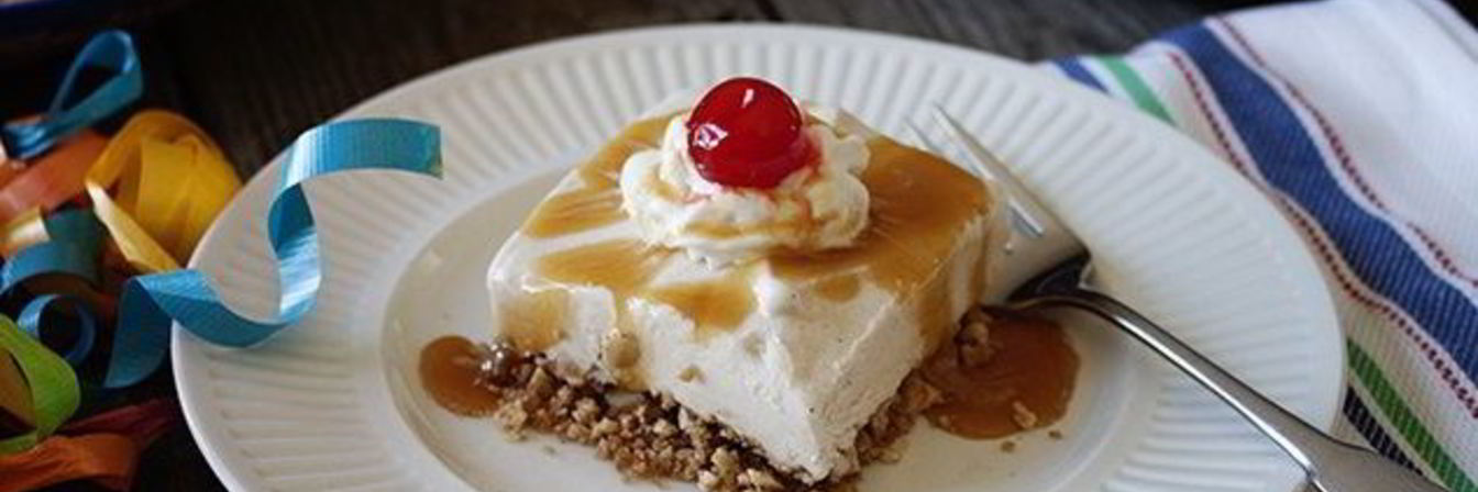 Десерт из мороженого с корицей