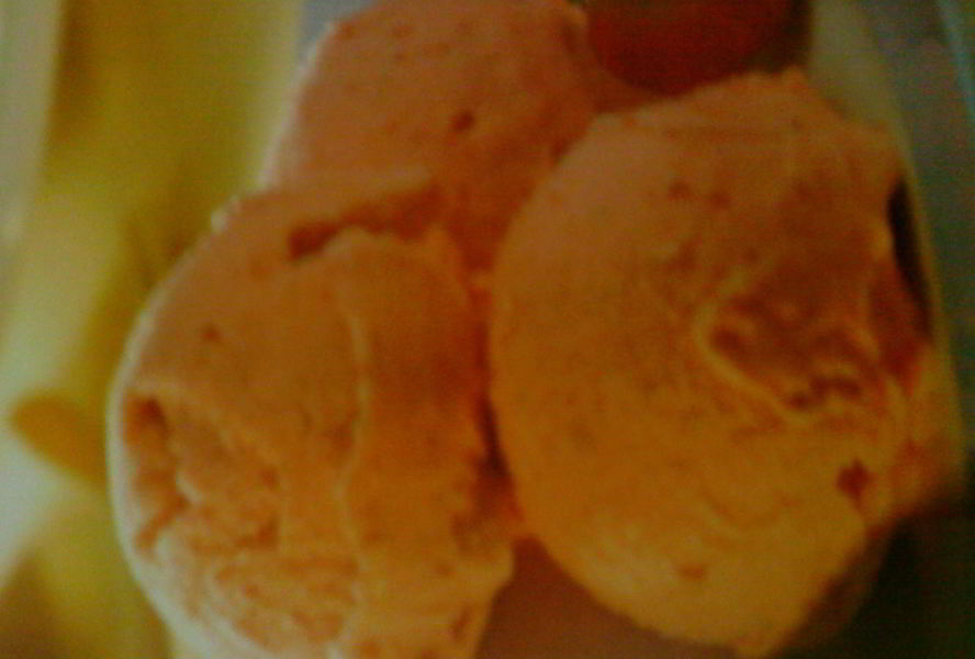 Домашнее мороженое с клубникой