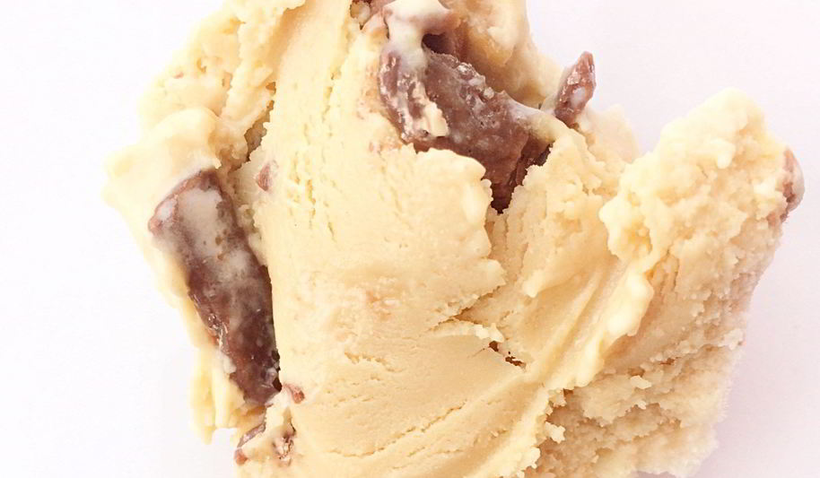 Рецепт карамельное мороженое с кусочками snickers