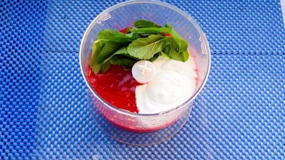 ШАГ 9. клубничное мороженое из сметаны