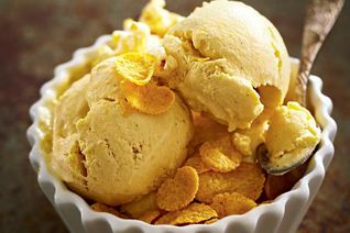 Кукурузное мороженое с хлопьями и попкорном