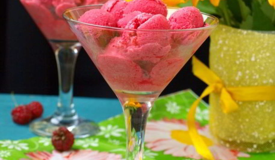 Рецепт малинового мороженого