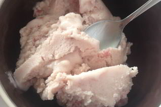 Молочное мороженое с клубникой и медом