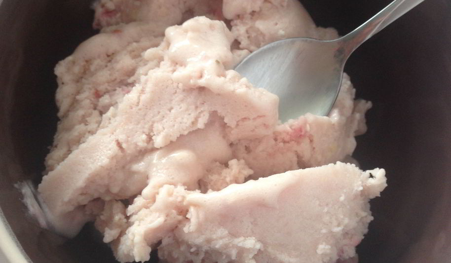 Рецепт молочное мороженое с клубникой и медом