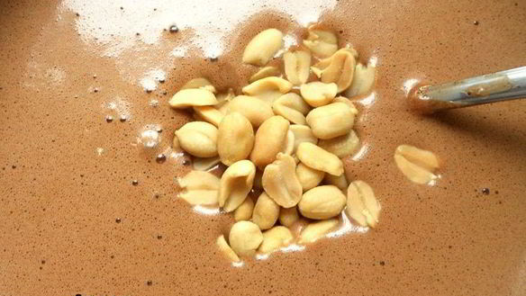 ШАГ 5. мороженое бригадейро с вареной сгущенкой и арахисом