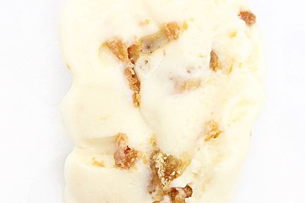 Мороженое с белым шоколадом и кусочками блонди