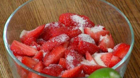 ШАГ 5. мороженое с клубникой