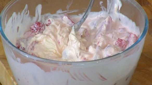 ШАГ 6. мороженое с клубникой