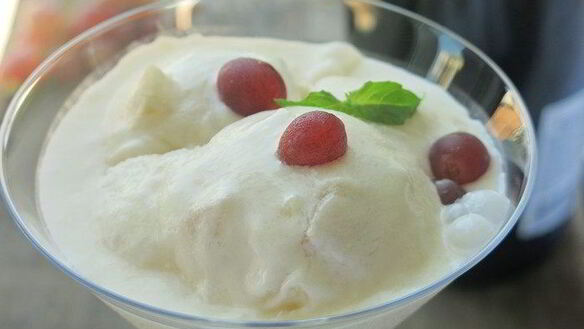 ШАГ 8. мороженое с шампанским и грушами