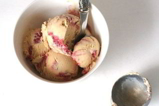 Мороженое с тростниковым сахаром и клубнично-ревенной прослойкой