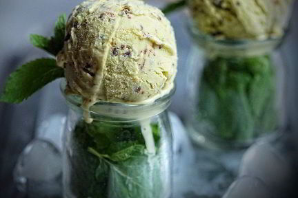 Мятное мороженое с темным шоколадом