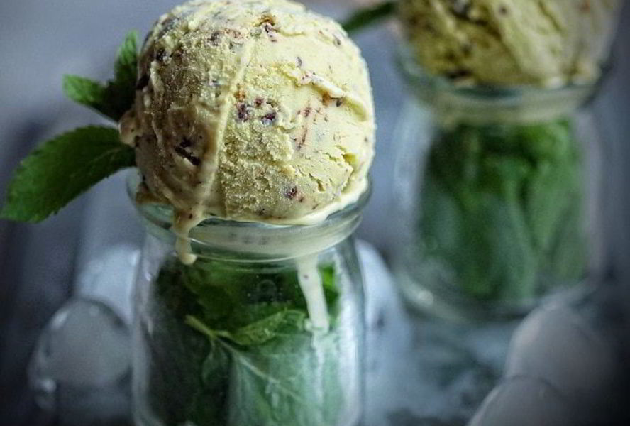 Мятное мороженое с темным шоколадом