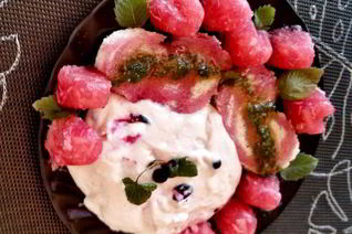 Пюре-мороженое с желе из хрена и яблок под медово-мятным соусом