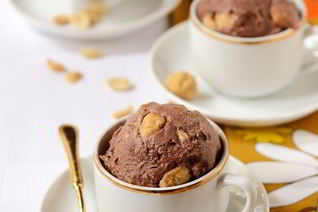 Шоколадно-арахисовое мороженое