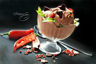 Шоколадное мороженое c красным перцем