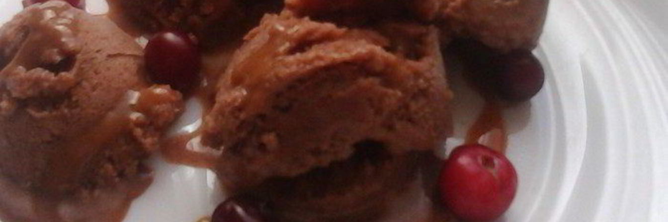 Шоколадное мороженое с карамельным соусом