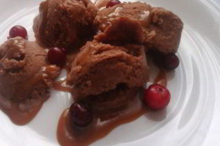 Шоколадное мороженое с карамельным соусом