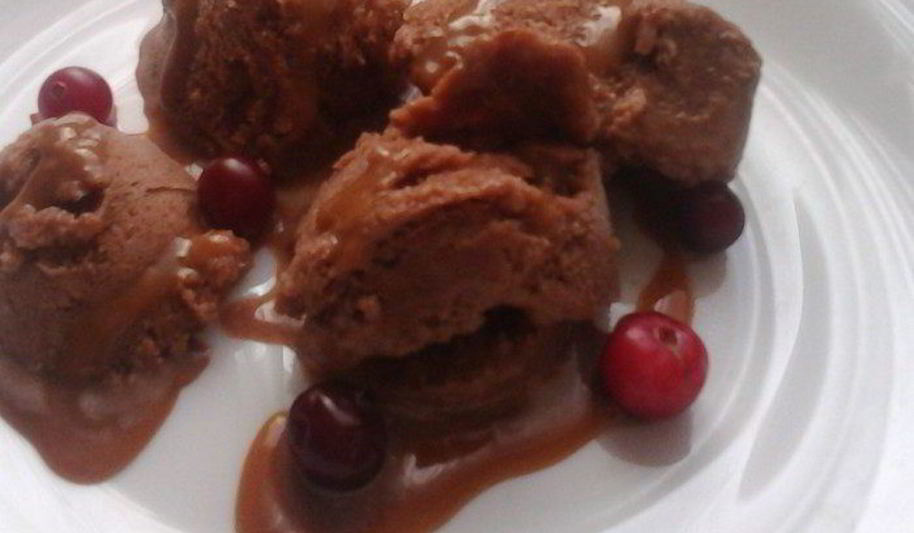 Рецепт шоколадное мороженое с карамельным соусом