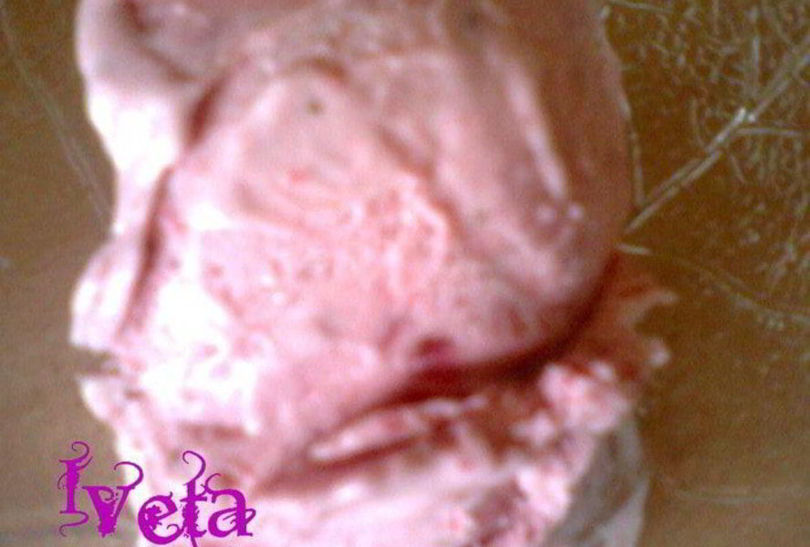 Сливочно-клубничное мороженое