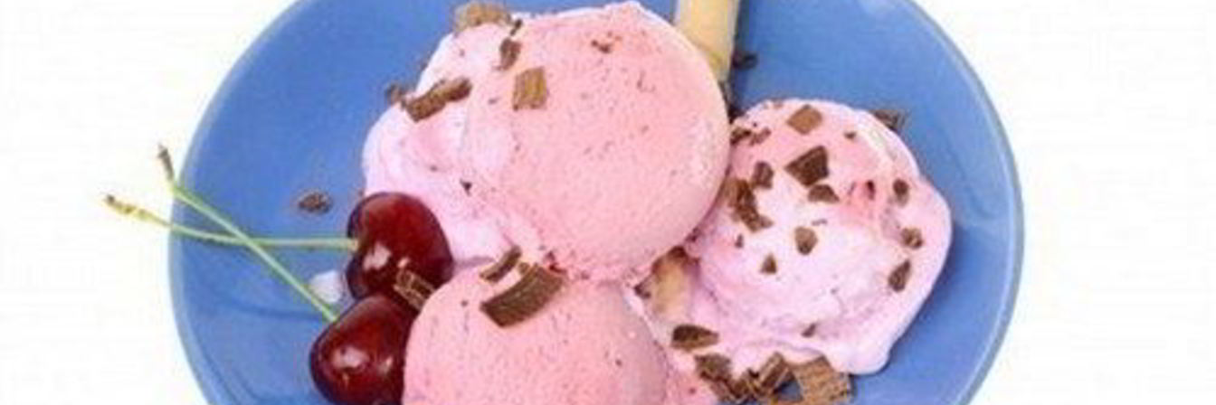 Сливочное мороженое с вишней и шоколадом