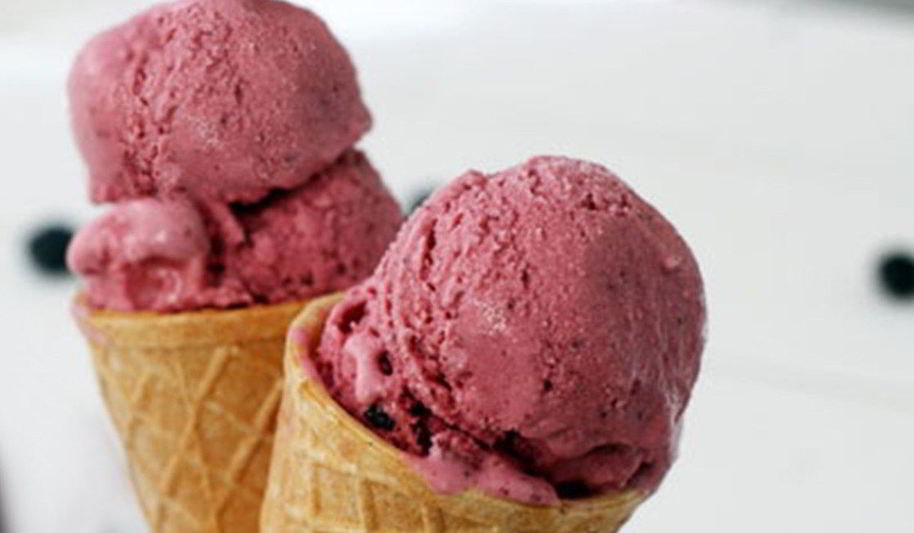 Рецепт ягодное мороженое в вафельном рожке