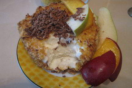 Жареное мороженое с шоколадом, грушей и персиком