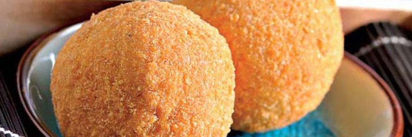 Жареное мороженое с соусом из маракуйи