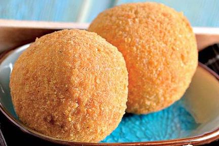 Жареное мороженое с соусом из маракуйи