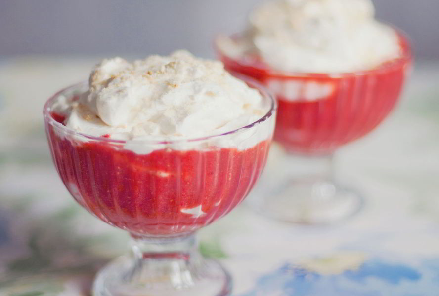 Йогуртовый мусс с клубникой