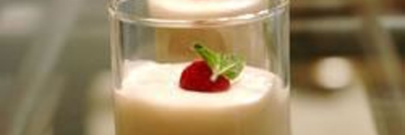 Мусс из белого шоколада с малиной