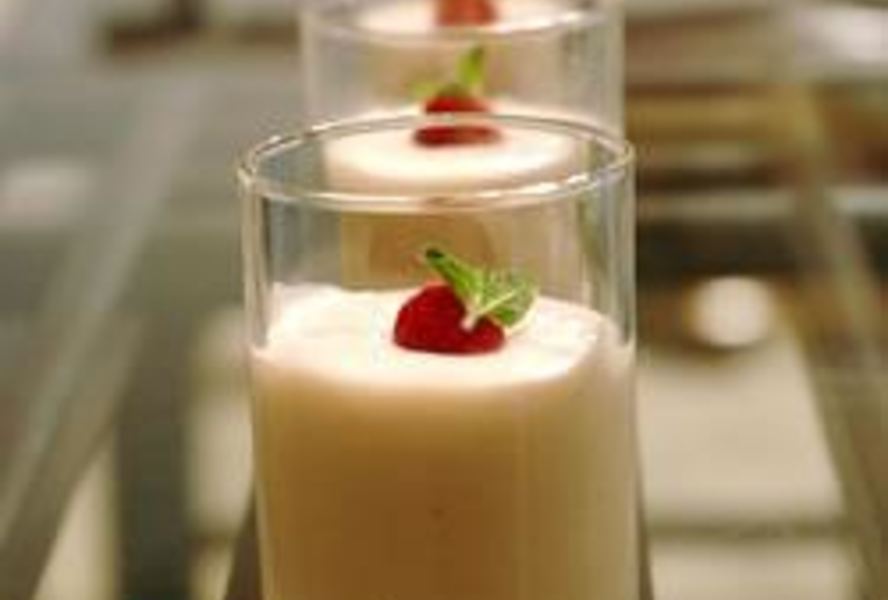 Мусс из белого шоколада с малиной