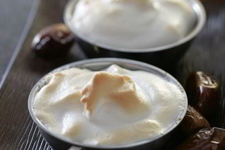 Мусс из фиников со взбитыми сливками