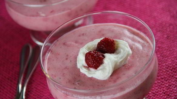 ШАГ 5. мусс из малины и сгущенного молока