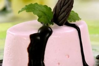 Мусс молочный с шоколадным соусом