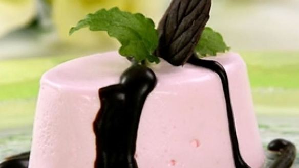 ШАГ 2. мусс молочный с шоколадным соусом