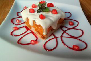 Мусс-желе из хурмы, черимойи и амареттини под крем-фрешем