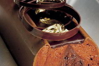 Шоколадный бисквит с муссом из горького шоколада и апельсиновым конфитюром