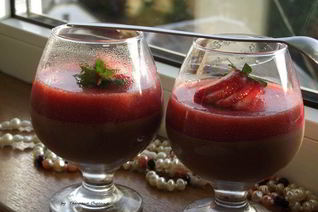 Шоколадный мусс с клубникой