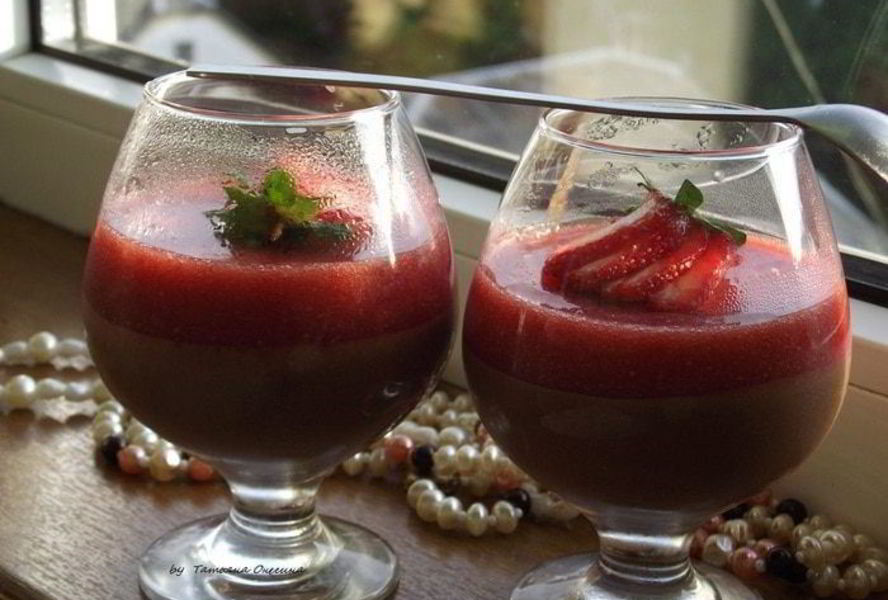 Шоколадный мусс с клубникой