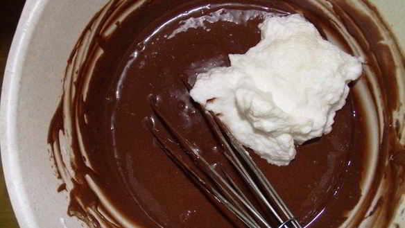 ШАГ 5. шоколадный мусс с клубникой