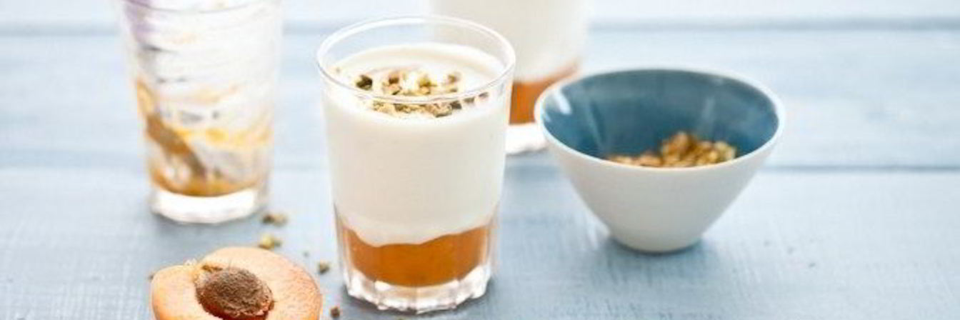 Панна-котта с абрикосами и медом