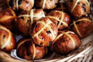 Английские пасхальные булочки