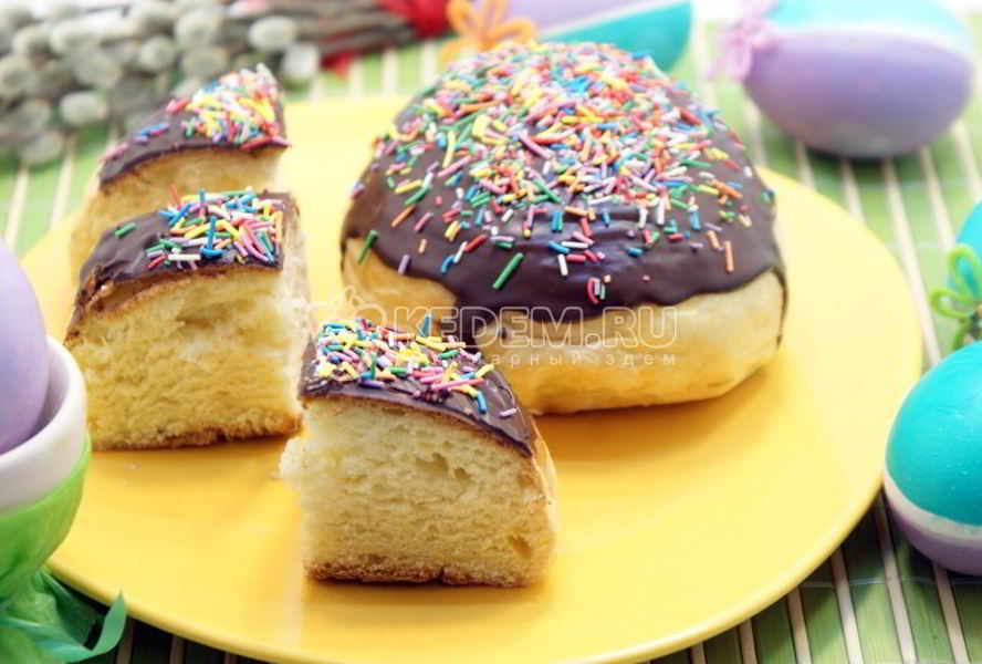 Кулич с шоколадной глазурью