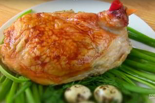 Пасхальная курочка из окорочков с яблочками