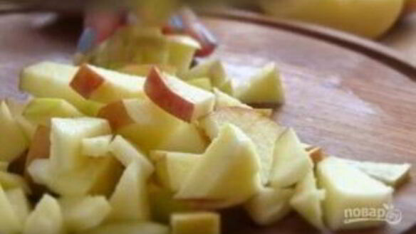 ШАГ 2. пасхальная курочка из окорочков с яблочками