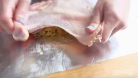 ШАГ 6. пасхальная курочка из окорочков с яблочками