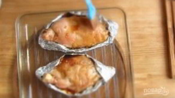 ШАГ 8. пасхальная курочка из окорочков с яблочками