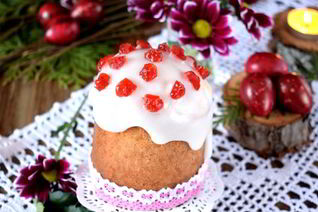Пасхальный кулич с вишней